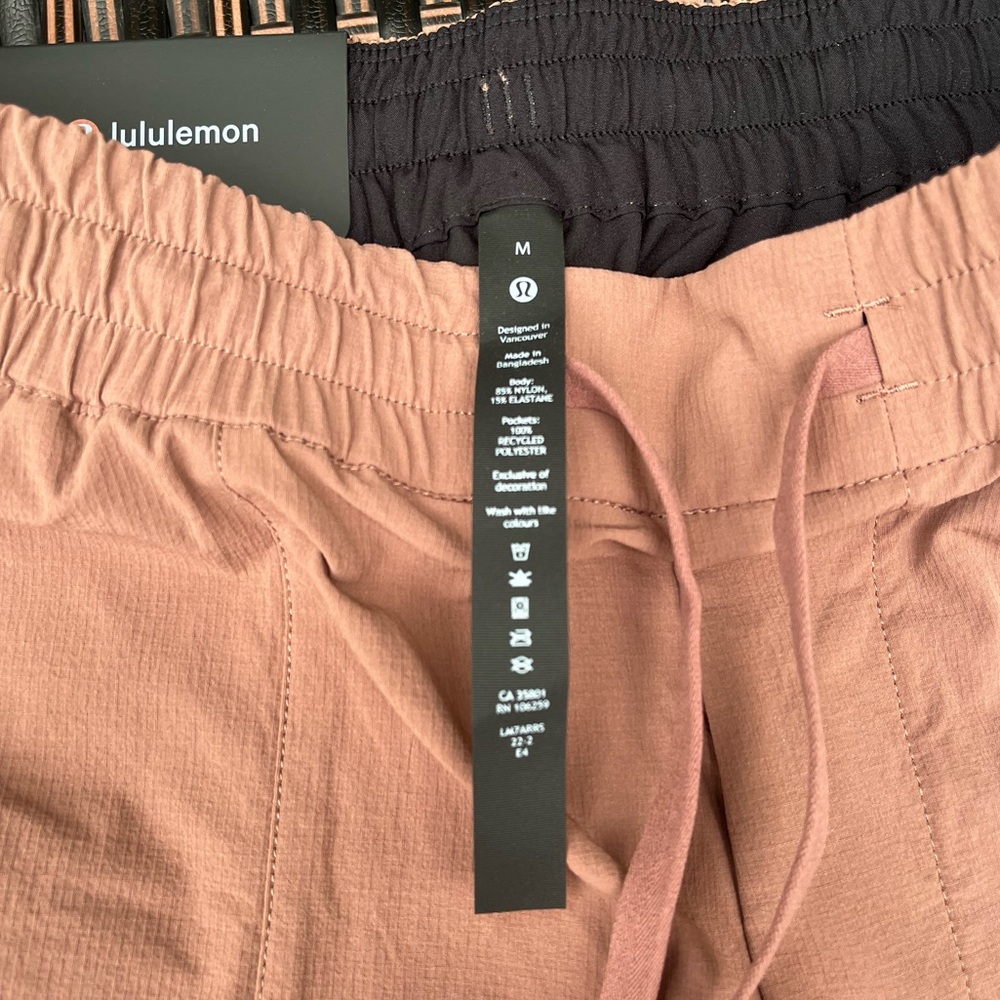 Lululemon Bowline Shorts Size M Salmon Color - NWT - Picture 2 of 5